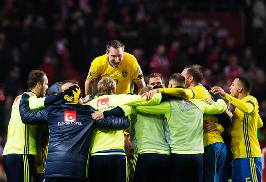 Sveriges spelare med Kim Källström jublar