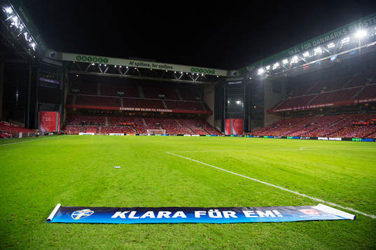 En banderoll med texten "Klara för EM" ligger på