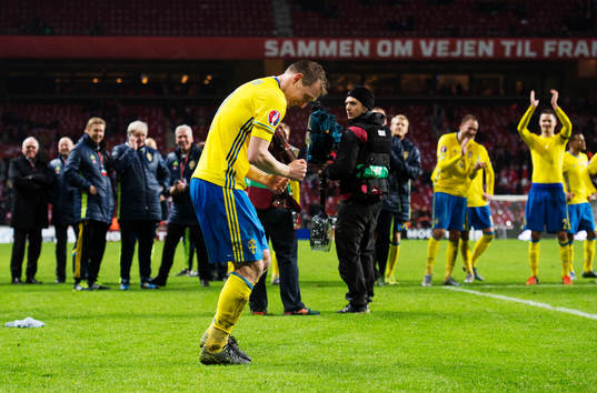 Sveriges Kim Källström dansar mot publiken
