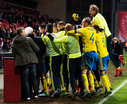 Sveriges spelare kastar sig över Zlatan Ibrahimovic som