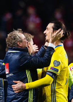 Sveriges förbundskapten Erik Hamrén kramar om Zlatan
