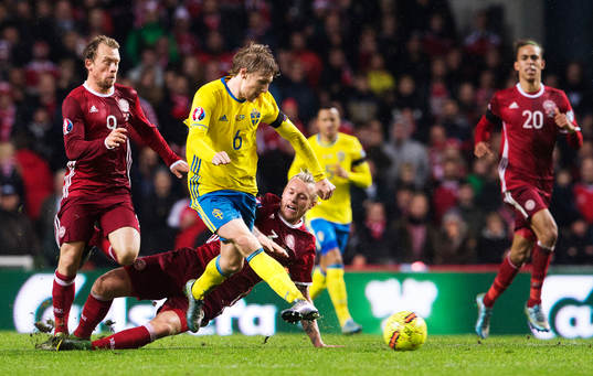 Sveriges Emil Forsberg tar sig förbi Danmarks Michael