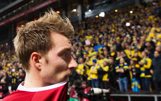 Danmarks Christian Eriksen deppar när han lämnar plan