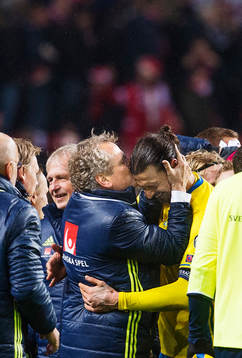 Sveriges förbundskapten Erik Hamrén kysser Zlatan
