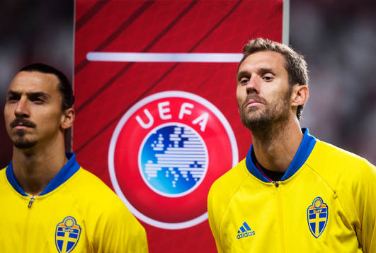 Sveriges Zlatan Ibrahimovic och målvakt Andreas Isaksson