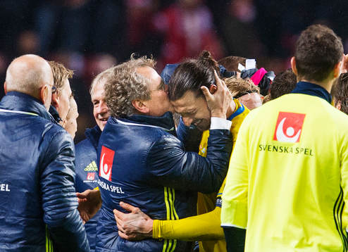 Sveriges förbundskapten Erik Hamrén kysser Zlatan
