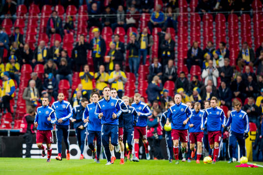Danmarks spelare kommer ut till uppvärmningen
