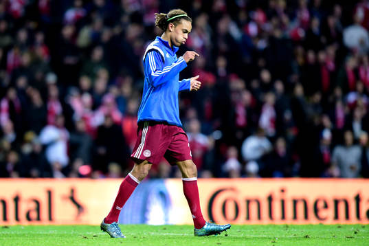 Danmarks Yussuf Poulsen värmer upp innan fotbollsmatchen i