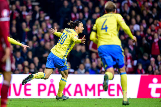 Sveriges Zlatan Ibrahimovic jublar