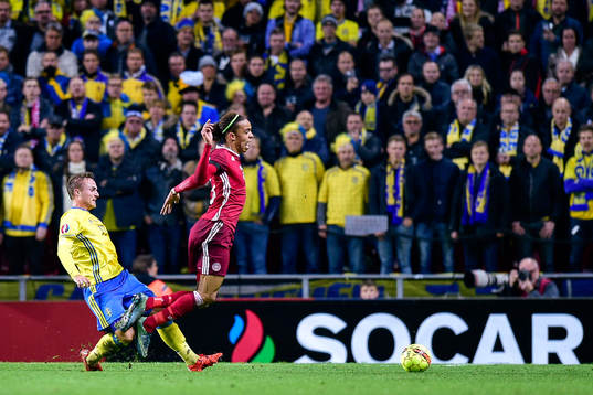 Danmarks Yussuf Poulsen (h) faller i en närkamp med