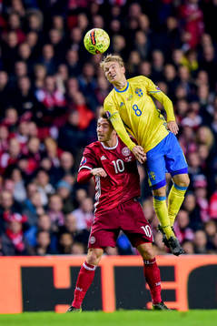 Danmarks Christian Eriksen i nickduell med Sveriges Oscar