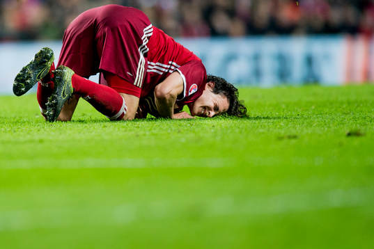 Danmarks Thomas Delaney blir liggande på plan