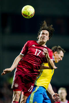 Danmarks Thomas Delaney och Sveriges Kim Källström