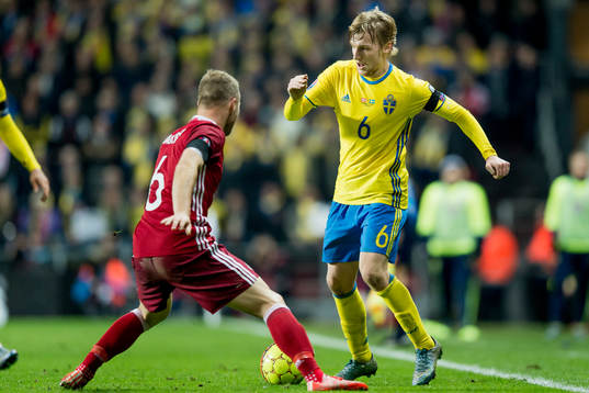Sveriges Emil Forsberg utmanar Danmarks Lars Jacobsen