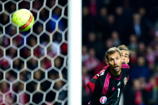 Danmarks Yussuf Poulsen nickar bollen till 1-2 bakom