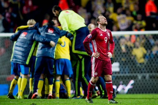 Danmarks Michael Krohn-Dehli deppar framför Sveriges