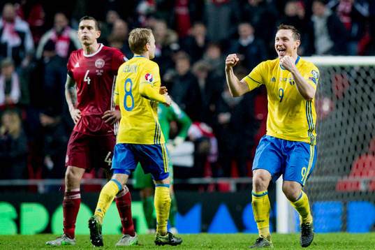 Sveriges Kim Källström (th) jublar med Oscar Lewicki