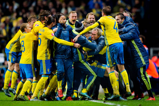 Sveriges Zlatan Ibrahimovic kramas om av bl.a
