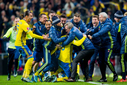 Sveriges Zlatan Ibrahimovic kramas om av bl.a