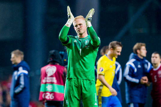 Danmarks målvakt Kasper Schmeichel tackar publiken