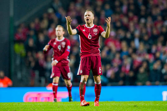 Danmarks Michael Krohn-Dehli och Lars Jacobsen deppar