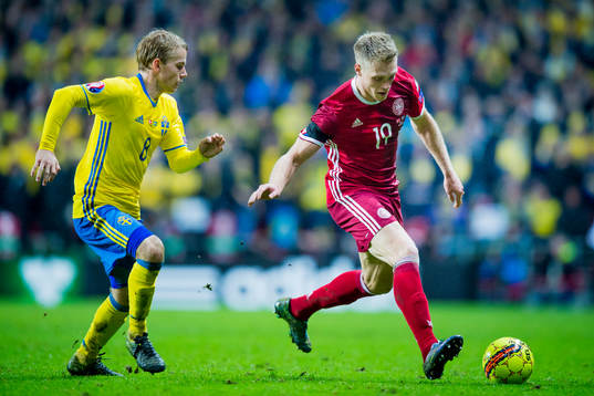 Sveriges Oscar Lewicki jagar Danmarks Nicolai Jörgensen