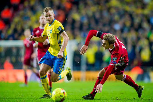 Sveriges Sebastian Larsson och Danmarks Christian Eriksen