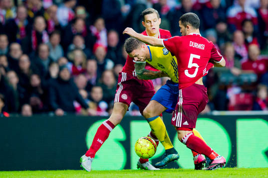 Danmarks Daniel Agger och Riza Durmisi försöker stoppa