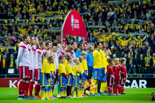 Sveriges och Danmarks spelare ställer upp