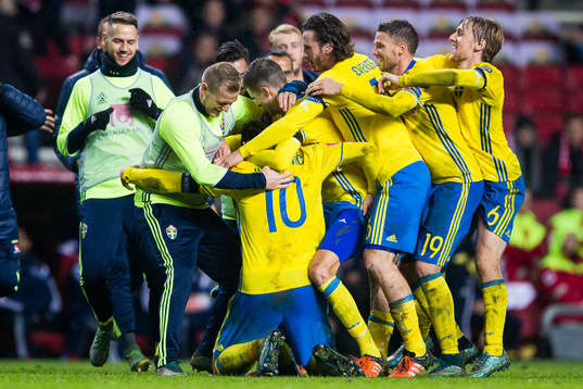 Sveriges spelare jublar och samlas kring Zlatan Ibrahimovic