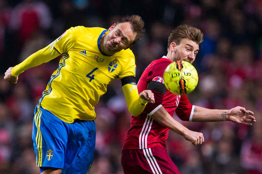 Sveriges Andreas Granqvist i en nickduell med Danmarks