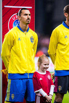 Sveriges Zlatan Ibrahimovic och en knatte