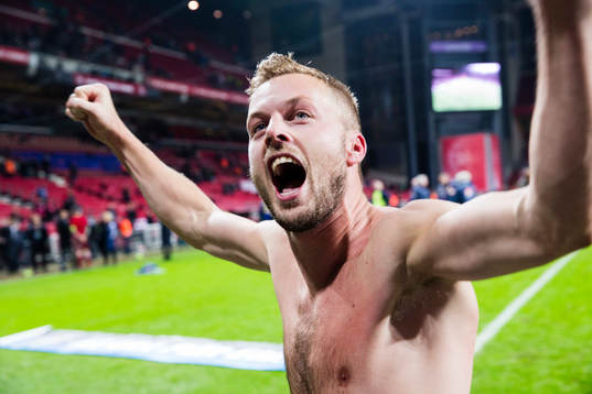 Sveriges Sebastian Larsson jublar med bar överkropp