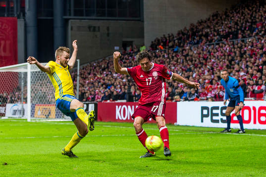 Sveriges Sebastian Larsson täcker en rensning från