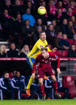 Sveriges Mikael Lustig i en nickduell med Danmarks