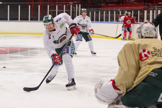 Frölundas Johan Sundström skjuter sönder sin klubba