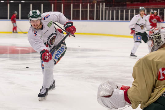 Frölundas Johan Sundström skjuter sönder sin klubba