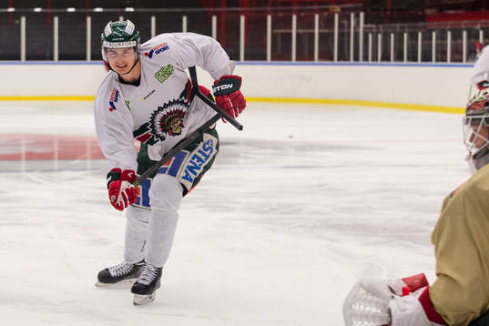 Frölundas Johan Sundström skjuter sönder sin klubba