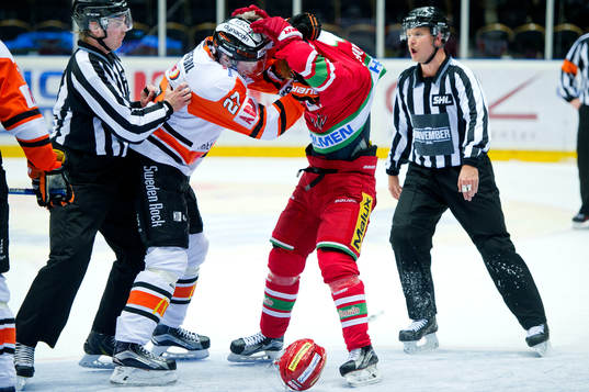 Karlskronas Henrik Nilsson och Modos Carl Grundström slåss