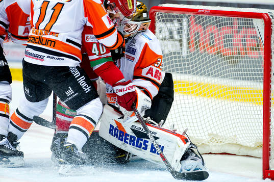 Modos Maxim Lapierre och Karlskronas målvakt Linus