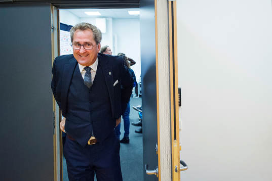 Förbundskapten Erik Hamrén ler på väg in till en