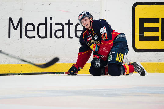 Djurgårdens Markus Ljungh får en tackling av Rögles Alen
