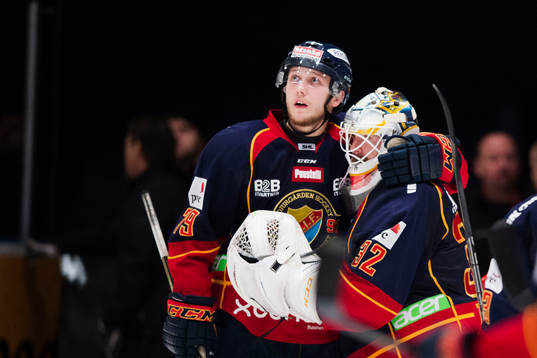 Djurgårdens Emil Lundberg jublar med målvakt Mikael