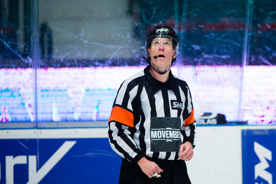 Domare följer en repris på jumbotronen