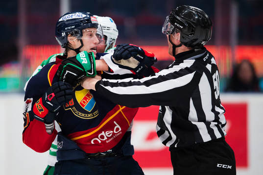 Djurgårdens Robin Alvarez hålls tillbaka  av linjedomare