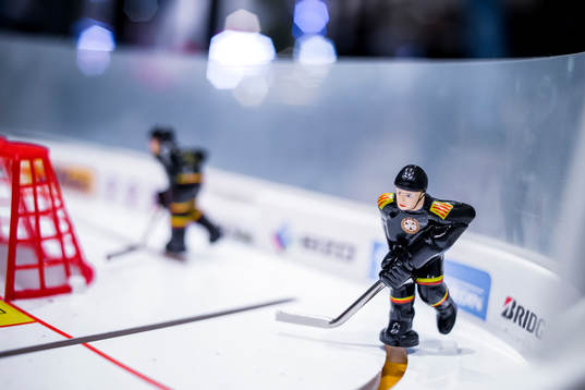 Hockeyspel med Brynässpelare  före ishockeymatchen i SHL