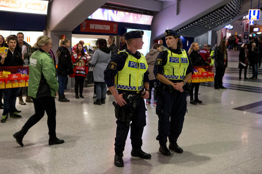 Poliser på plats innan en ishockeymatch i SHL mellan