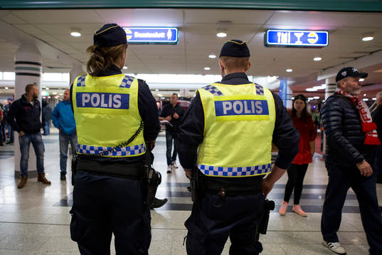 Poliser på plats innan en ishockeymatch i SHL mellan