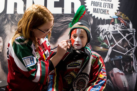 En ung Frölunda supporter får en ansiktsmålning innan en