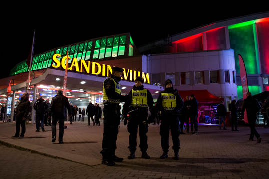 Extra poliser på plats innan en ishockeymatch i SHL mellan